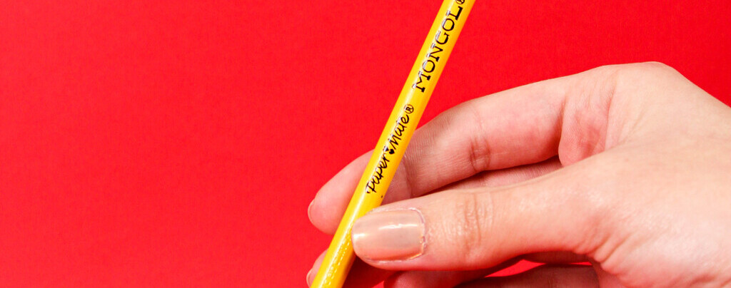 Banner-con-lapiz-de-fondo-rojo