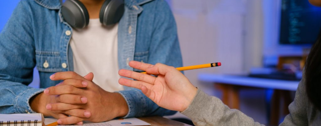 Manos-en-un-escritorio-banner