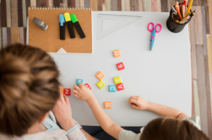 Ninos-resolviendo-figuras-destacada